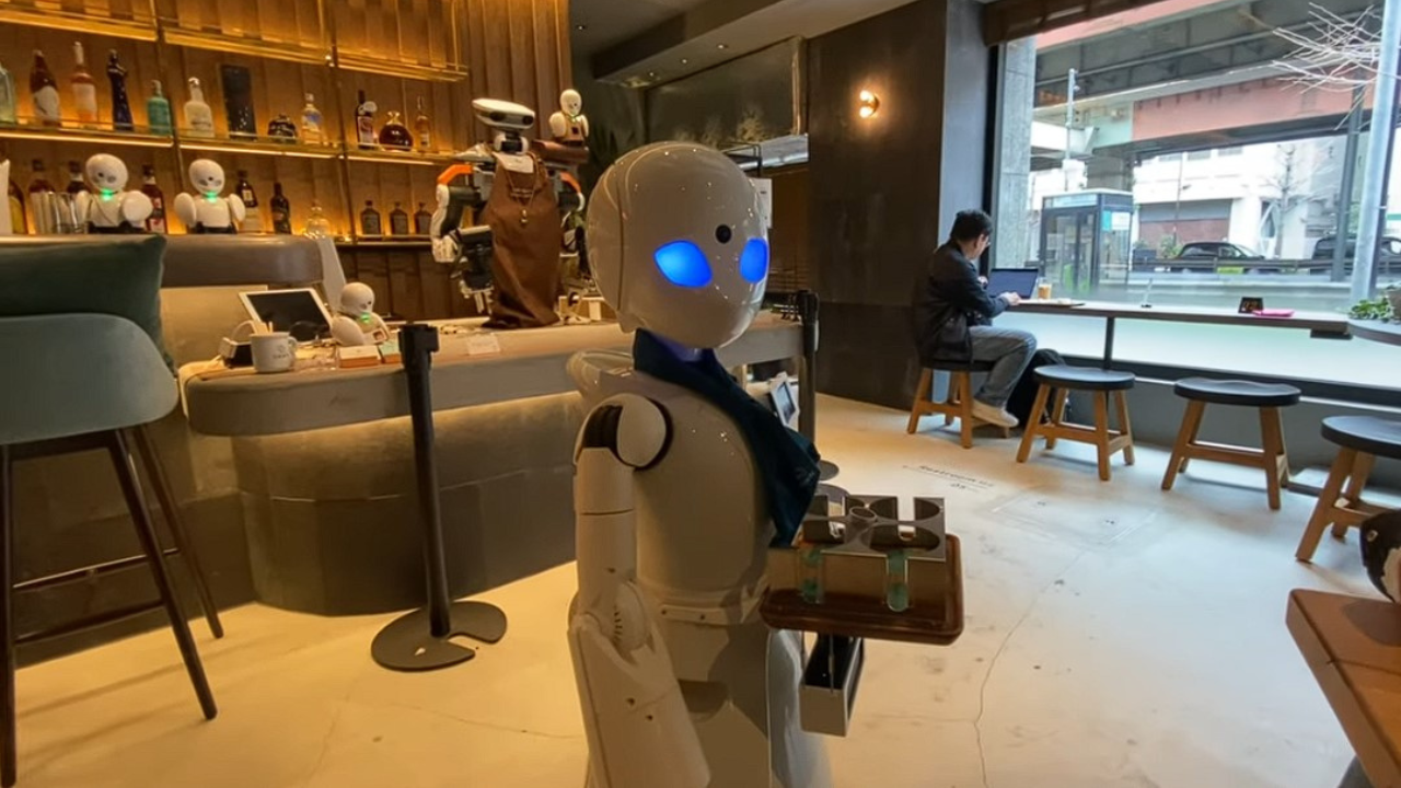Kaviareň v Tokyu má namiesto obsluhy robotov. Tých ovládajú hendikepovaní ľudia