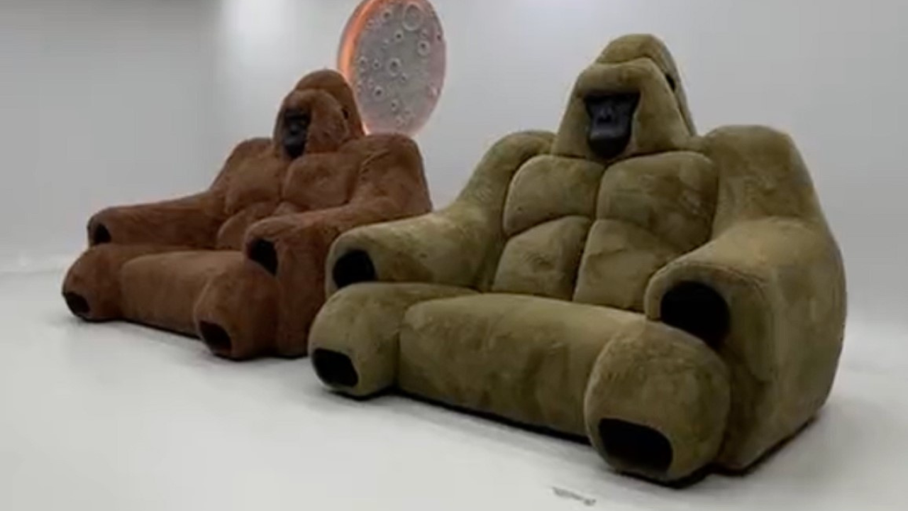 AI verzia gorilích sedačiek sa stala virálna. Čínska spoločnosť sa hneď chopila príležitosti a vyrobila ich