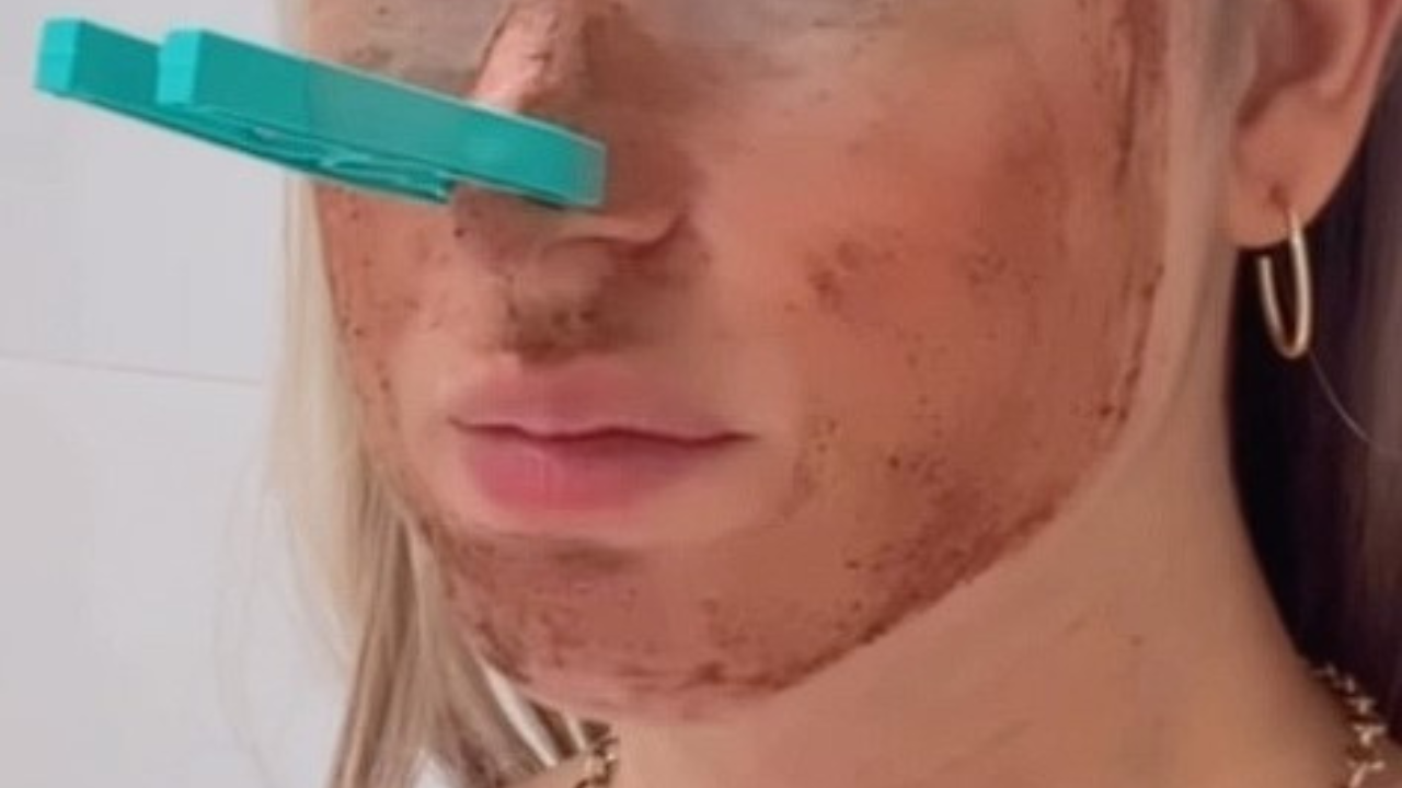 Influencerka si na tvár natrela vlastné exkrementy. Používa ich ako pleťovú masku