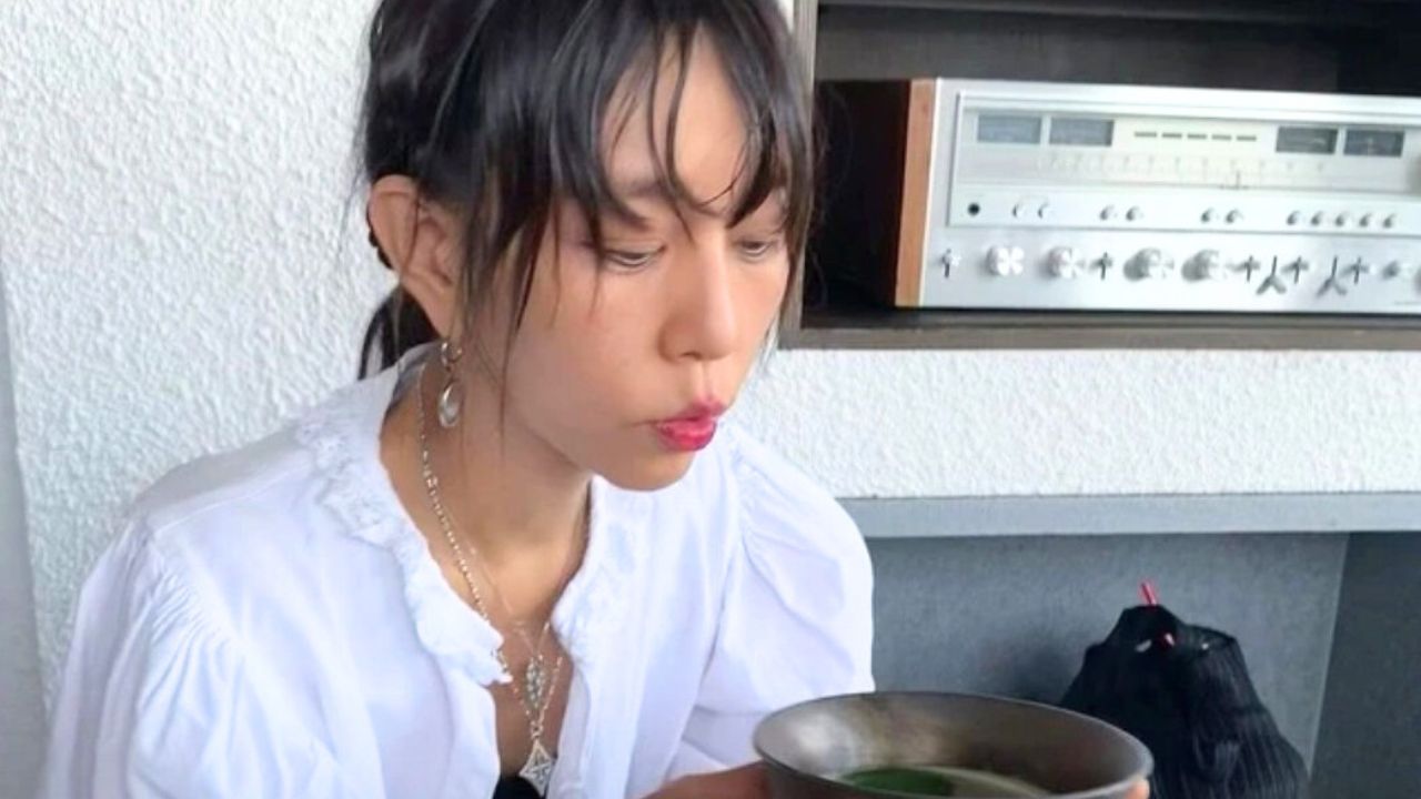 52-ročná majiteľka kaviarne sa stala virálnou pre svoj mladý vzhľad a jedinečnú módu