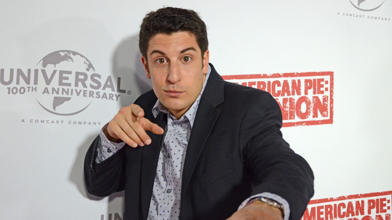 Jason Biggs z Prcičiek hlási, že v dnešnej dobe by už legendárna scéna z filmu nemohla vzniknúť