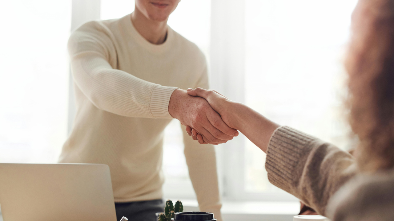 Technologický miliardár predpovedá „vyhynutie“ bežnej 8-hodinovej práce