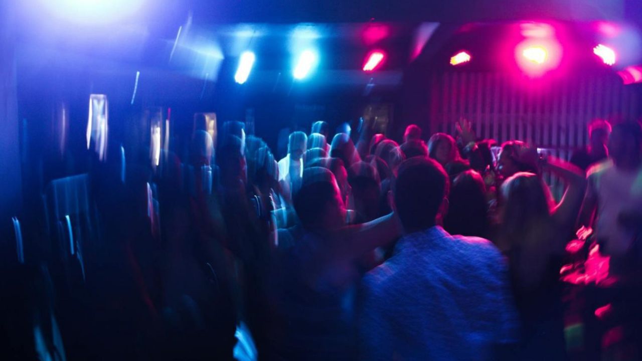 Ruská polícia zadržala 8 návštevníkov večierka za to, že boli oblečení príliš homo