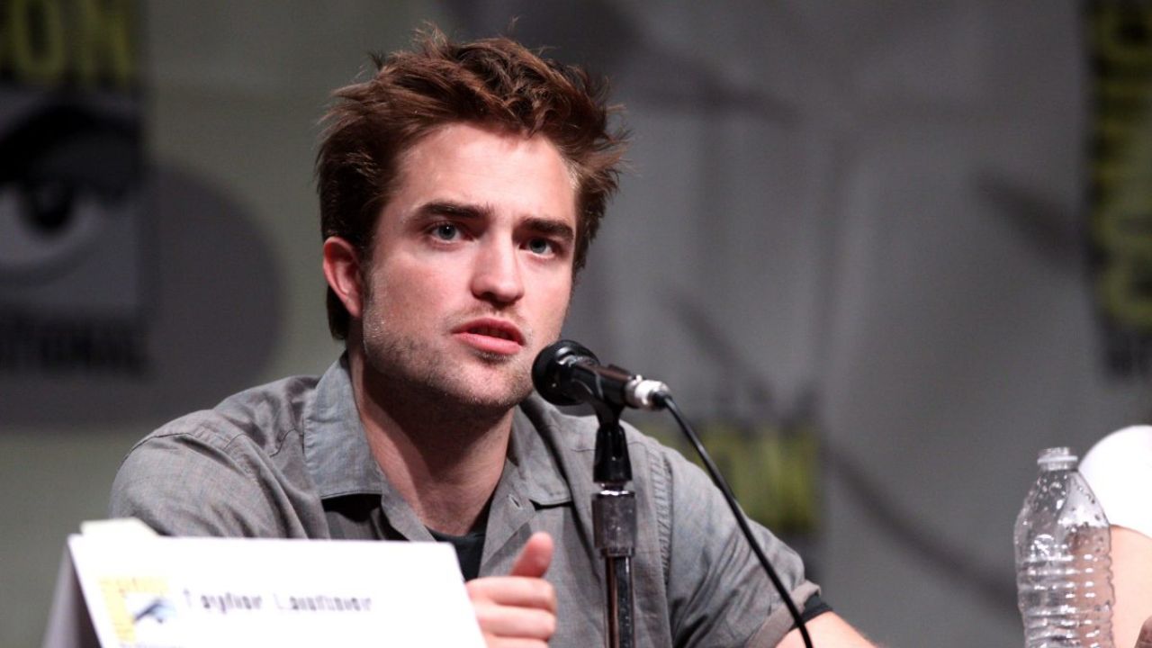 Robert Pattinson znova a znova umiera v traileri na dlho odkladanú sci-fi komédiu Mickey 17