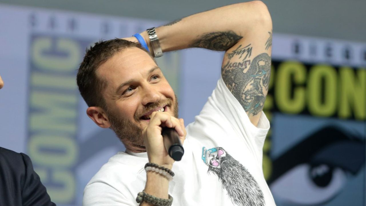 Premiéra už o 2 mesiace: 4 roky odkladaný film s Tomom Hardym ide konečne von