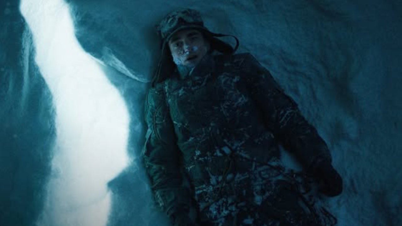 Sci-fi film o klonovaní, „Mickey 17“, s Robertom Pattinsonom by sme mohli označiť za temne komický