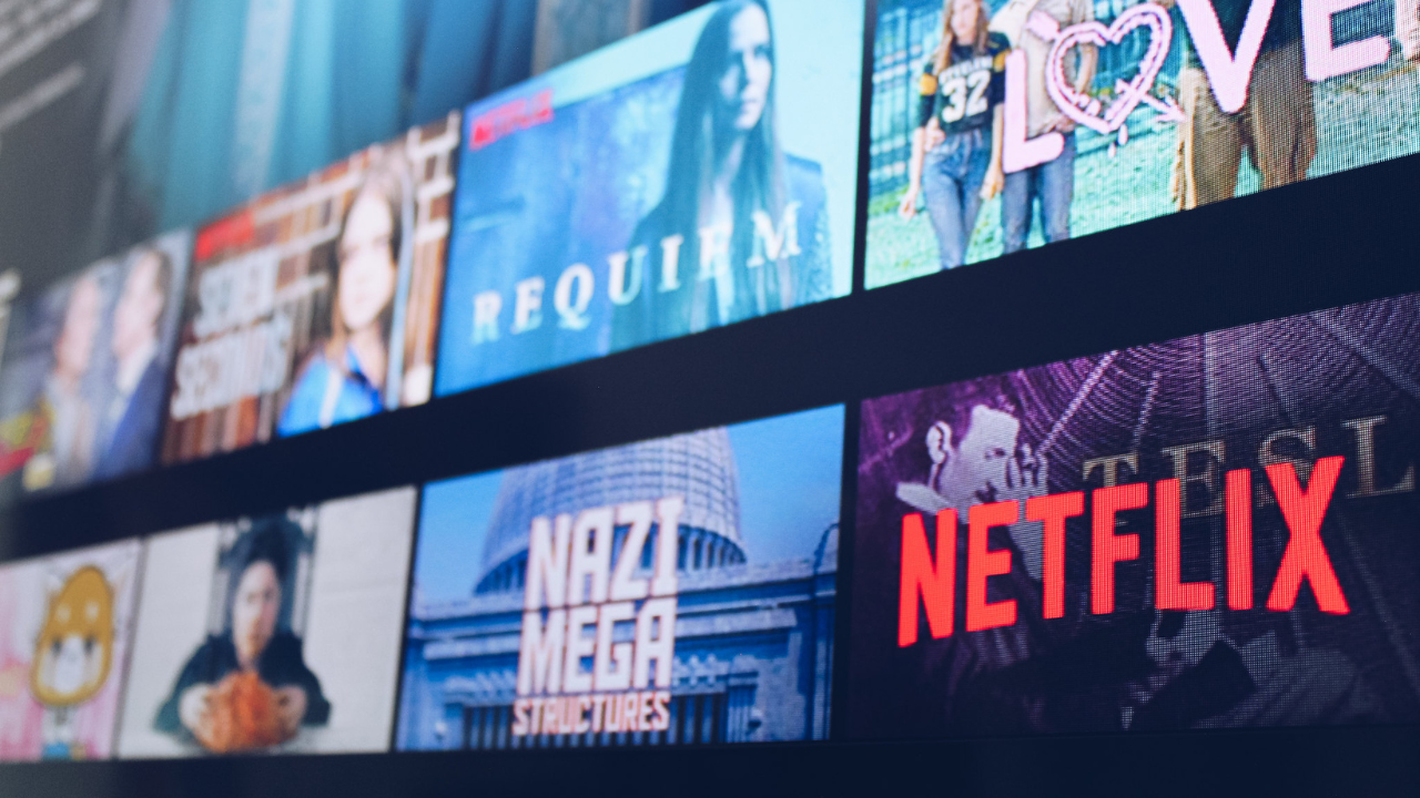 Najsledovanejšia šou na Netflixe bola inšpirovaná týmto ikonickým filmom