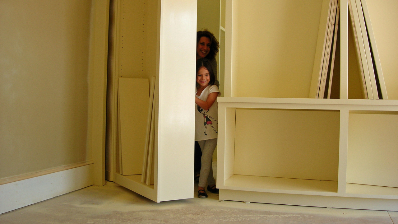 Žena sa pozrela za skriňu a objavila tajomstvo ukryté 20 rokov