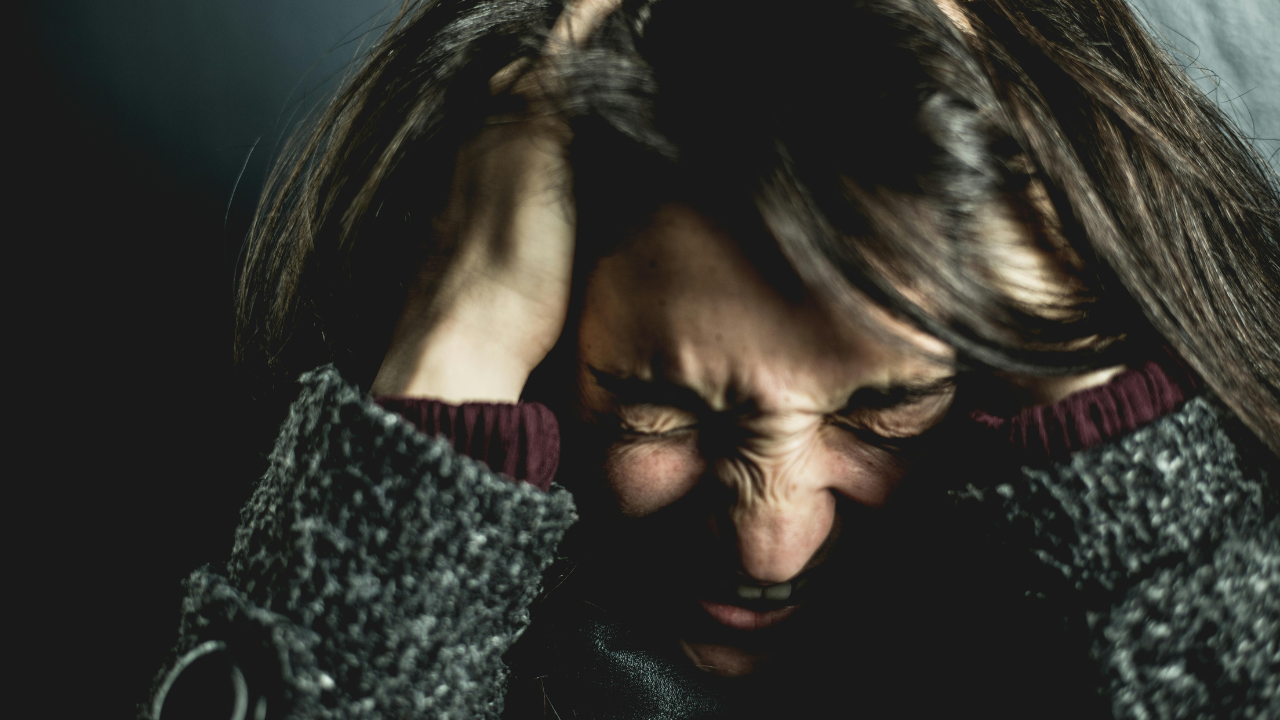 „Moja spolubývajúca vydáva každý večer hrozné zvuky a odmieta s tým prestať.“