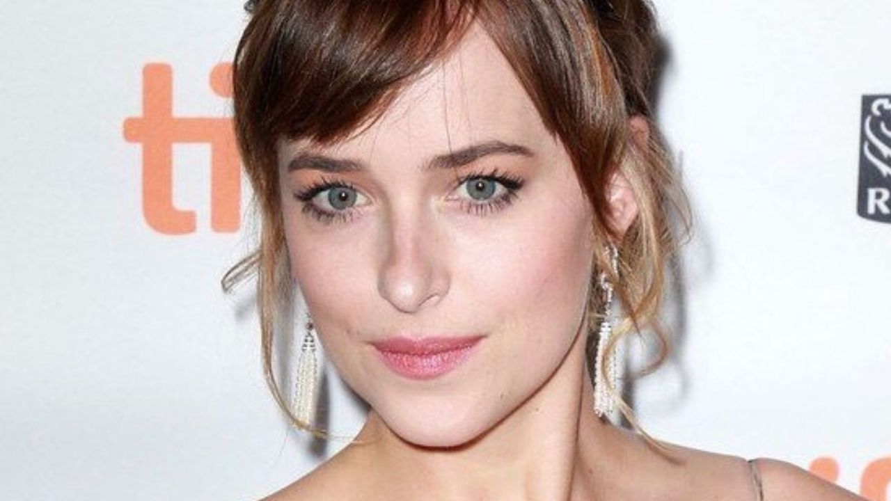 Vyšiel nový trailer na komédiu Materialists, kde hviezdia Dakota Johnson, Pedro Pascal a Chris Evans