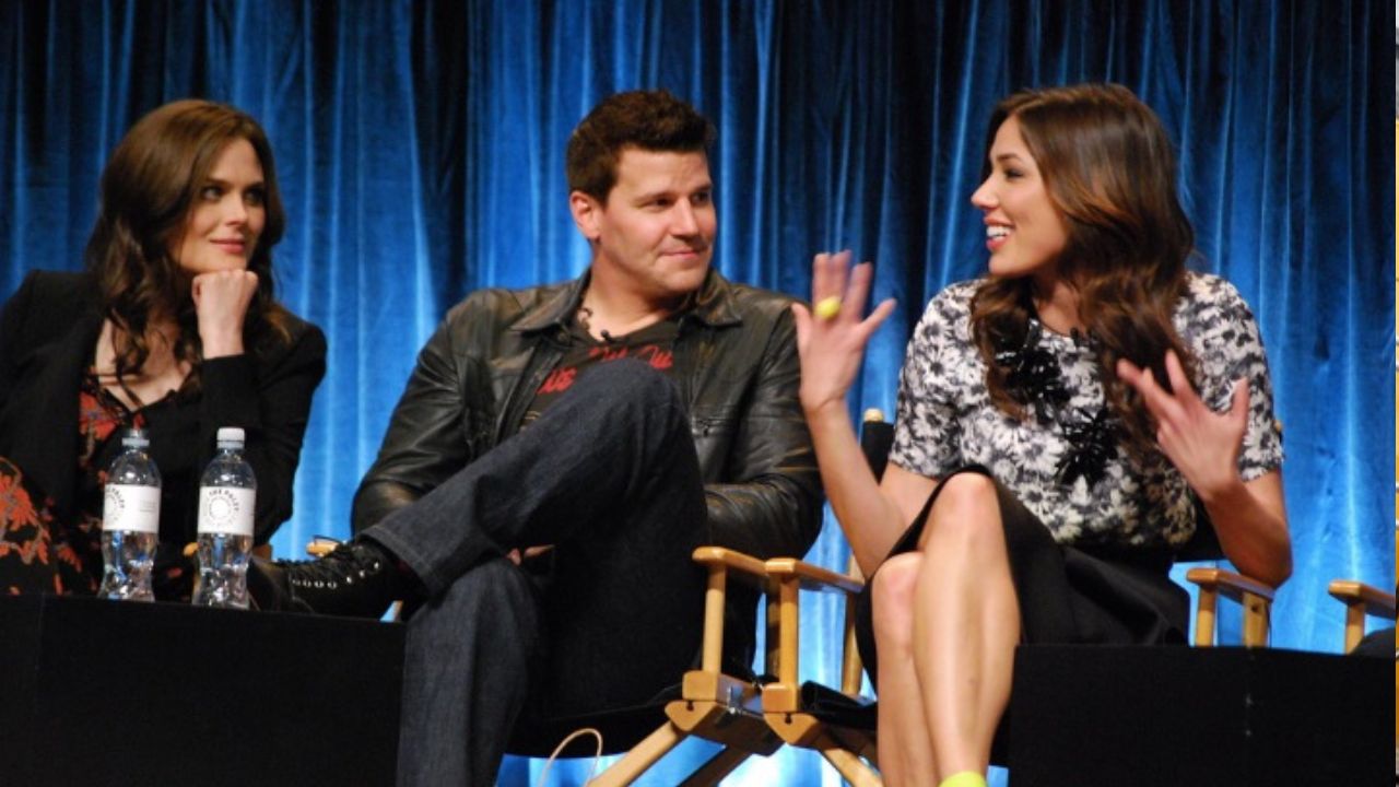 David Boreanaz prezradil, s ktorými postavami zo seriálu Kosti si prial natáčať viac scén