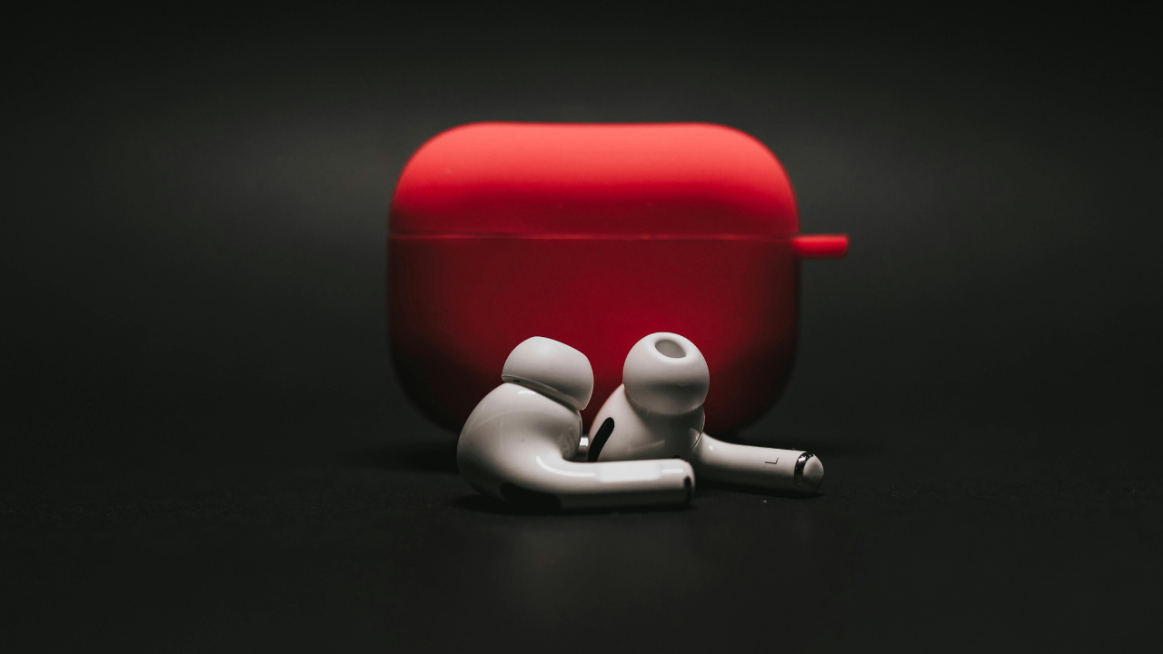 Mužovi ukradli AirPody v Británii. Neuveríte, kde sa objavili