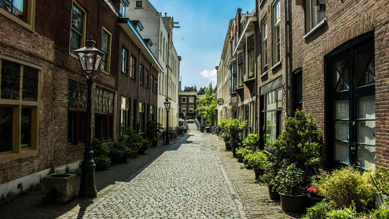 Žena skontrolovala záznamy z kamery spred domu a neverila vlastným očiam