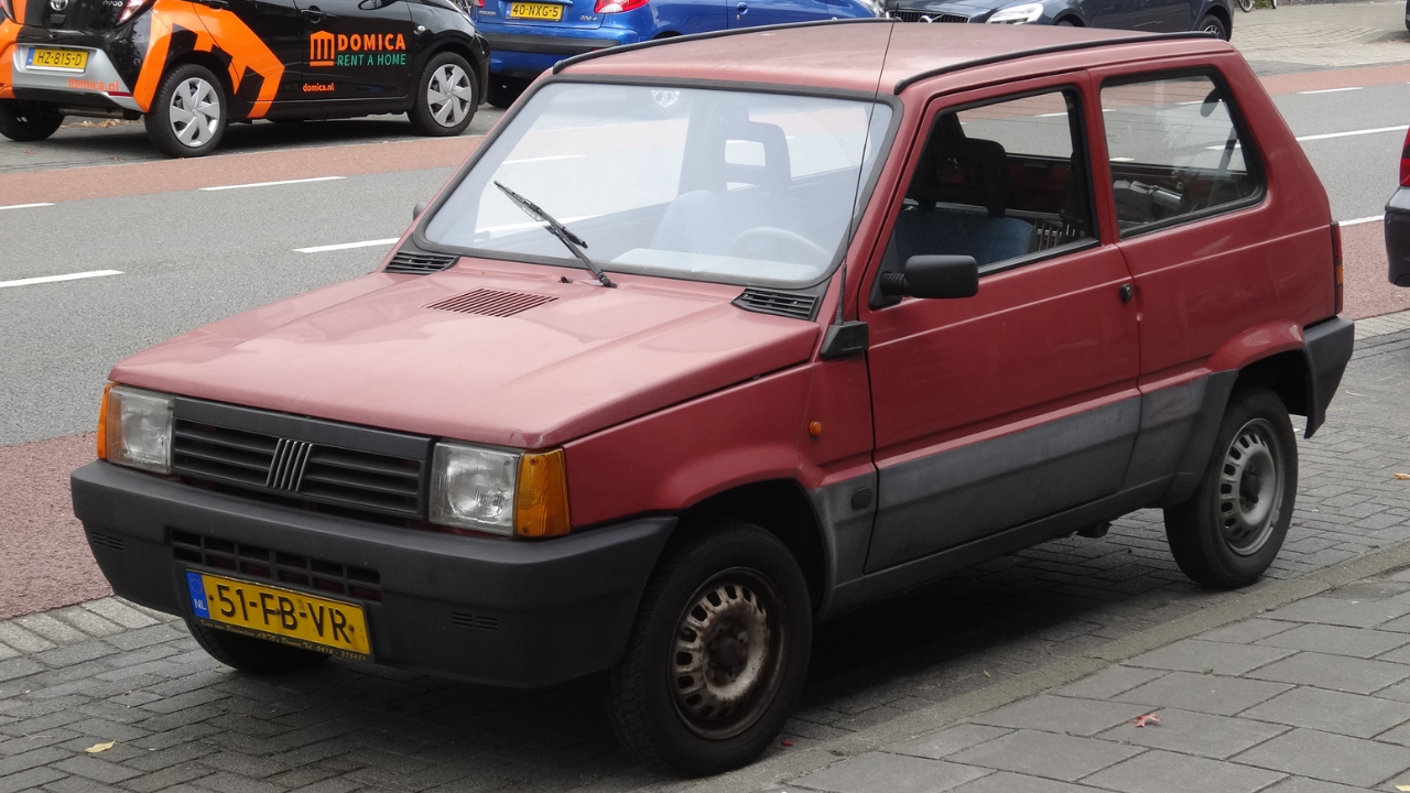 Najužšie auto na svete je plne funkčné. Pozrite si fotky ako vyzerá najužší Fiat Panda