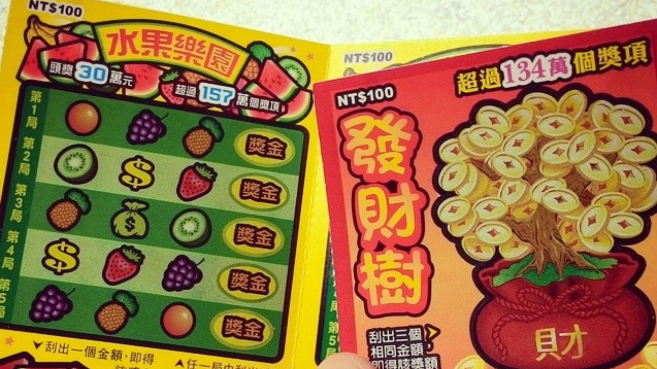 Muž si na palube Ryanairu kúpil stovky stieracích žrebov. Výhra ho ohromila.