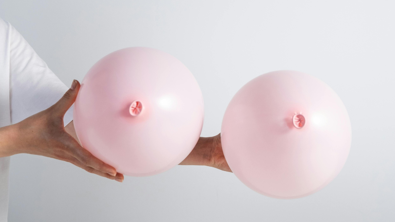 Prsia ženy jej po úplne bežnej operácii narástli o tri čísla