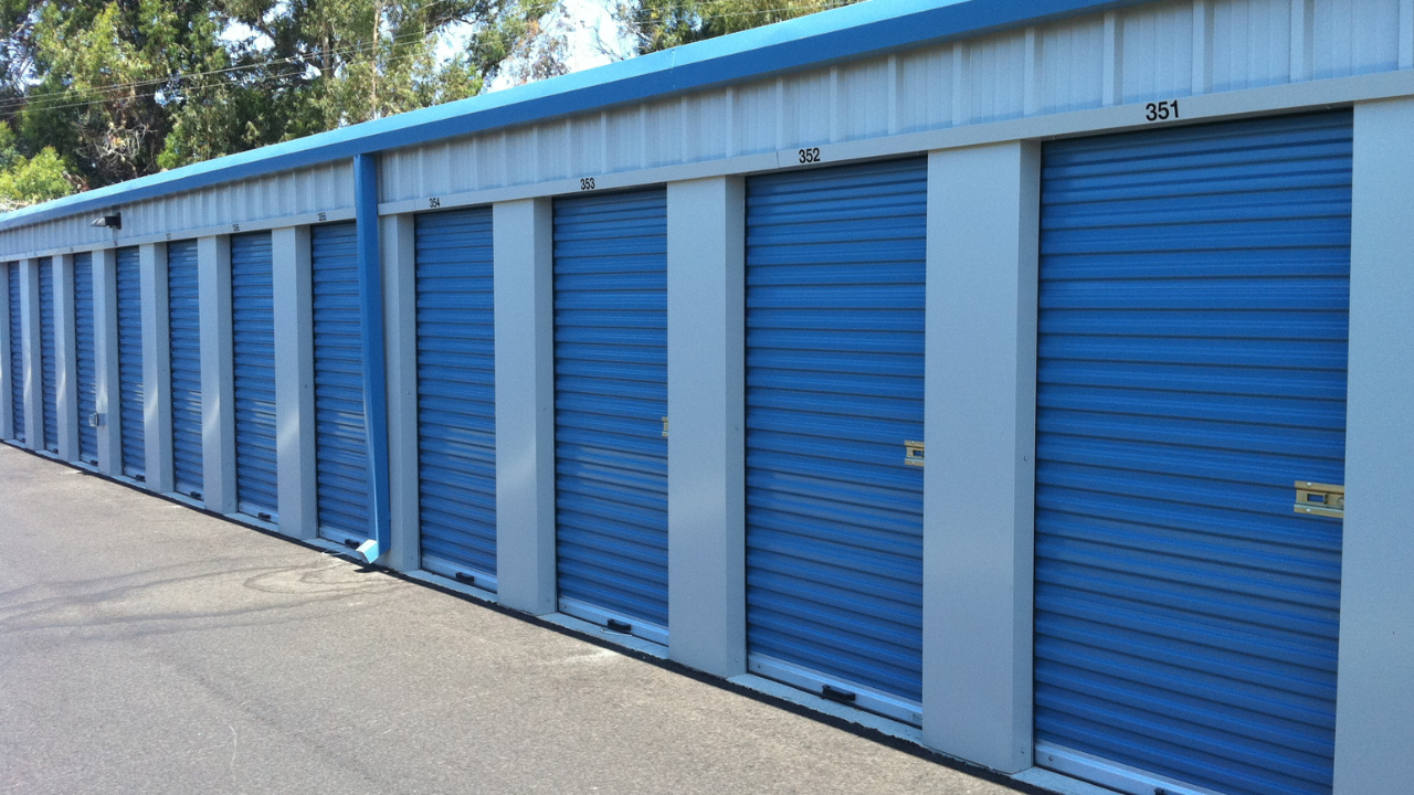 Manželia kúpili garáž naslepo, nevedeli, čo je vnútri. Keď ju otvorili, boli prekvapení.