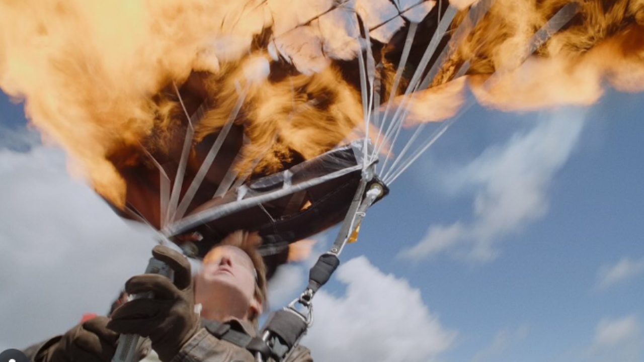 Tom Cruise sa dostal do Guinnessovej knihy rekordov so zoskokom s horiacim padákom