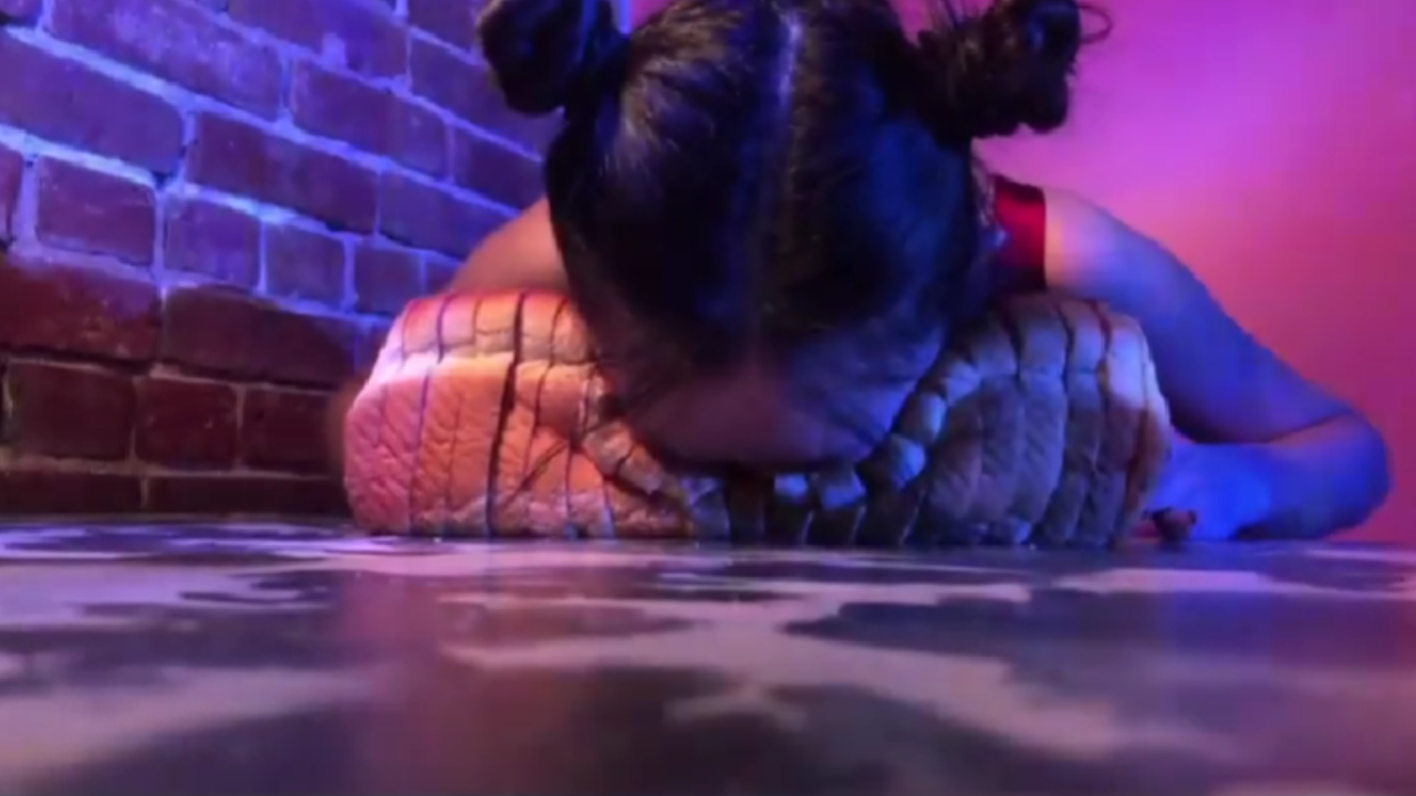 Jedna Číňanka svoju kariéru založila na tom, že svoju tvár odtláča do chleba