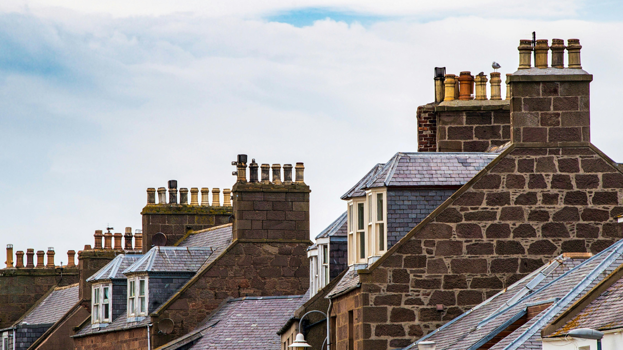 Neuveríte, kvôli čomu sa muž zasekol v komíne