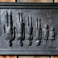 Reliéf s piatimi postavami a vtákom, zobrazený na drevenom pozadí, v umeleckom štýle.