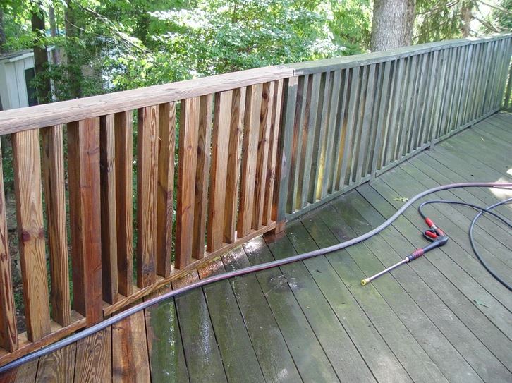 Čistenie dreveného zábradlia a terasy vysokotlakovým čističom v lesnom prostredí.