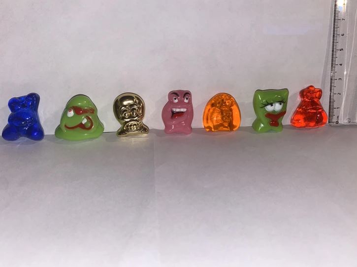 Farebné figúrky rôznych tvarov na stole vedľa pravítka.