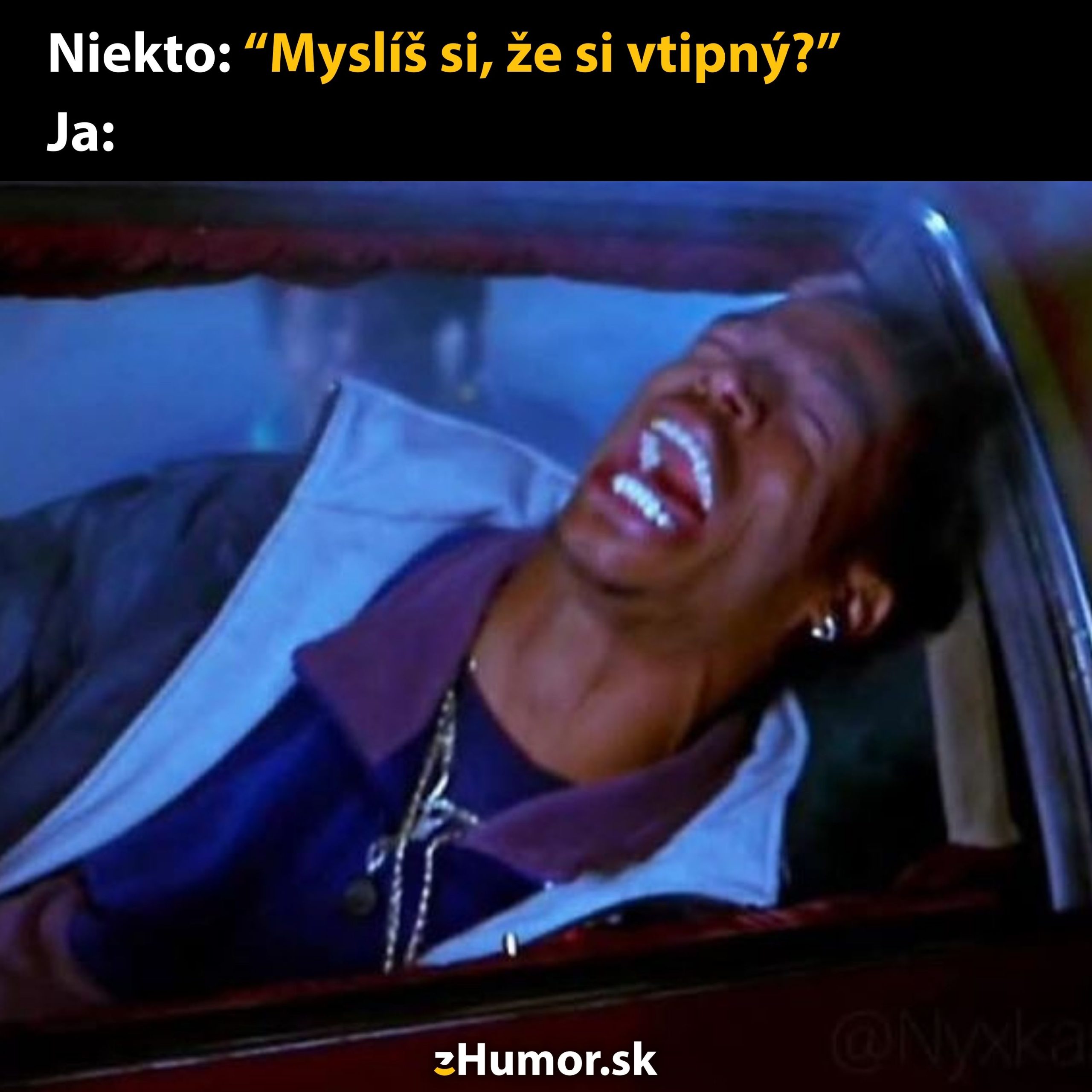 Osoba sa smeje v aute s textom: Niektorí: Myslíš si, že si vtipný? Ja:. Veselý moment.