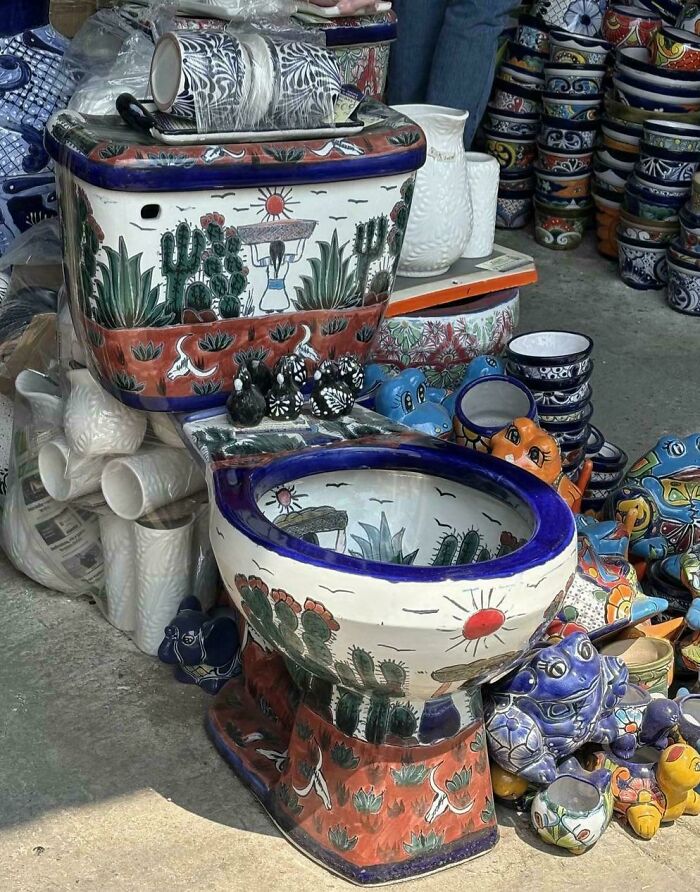 Ručne maľovaná mexická keramika v pestrých farbách, zahŕňajúca unikátne dekoračné predmety a toaletnú súpravu.