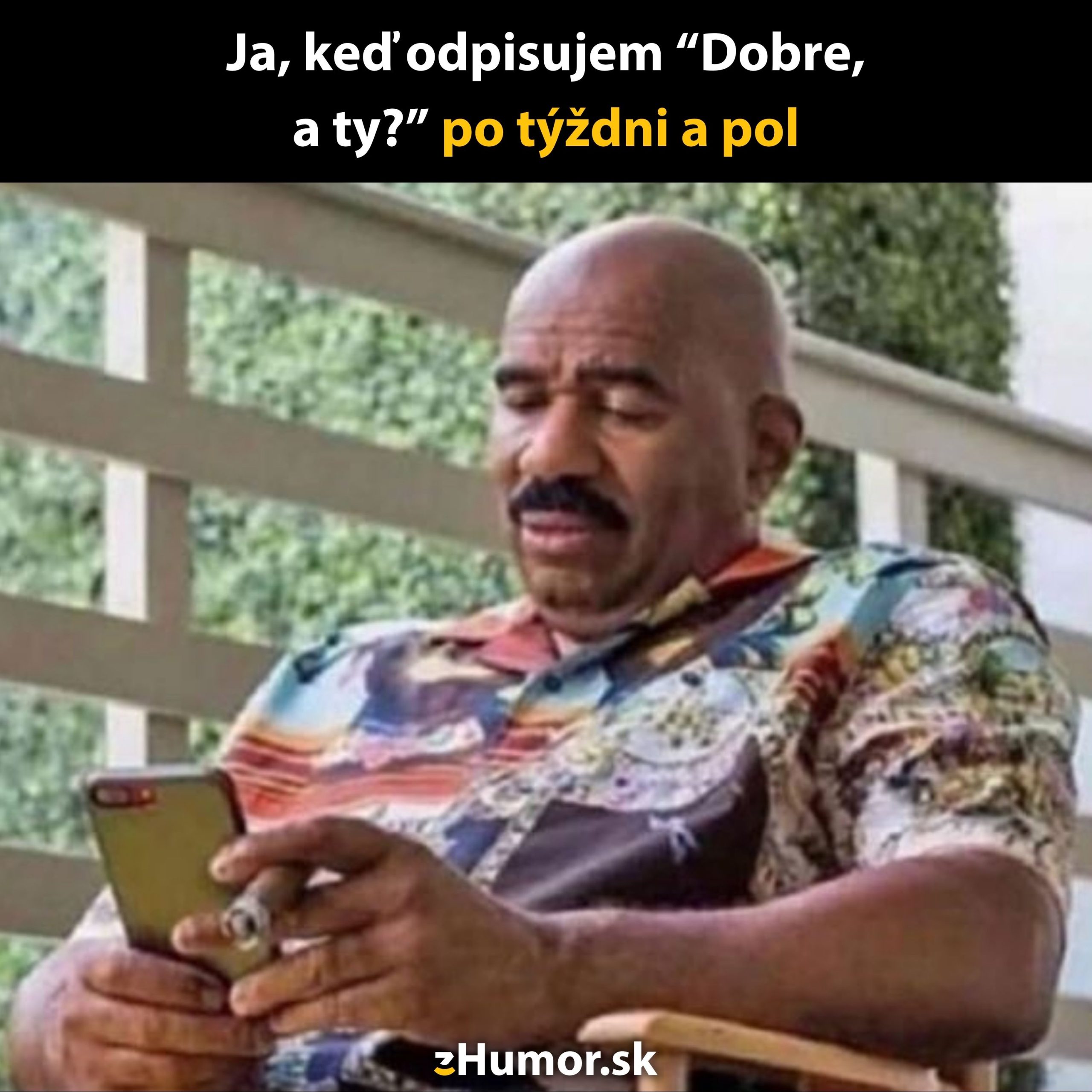 Muž odpovedá na správu na telefóne s úsmevom, text hore vtipne komentuje meškanie odpovede.