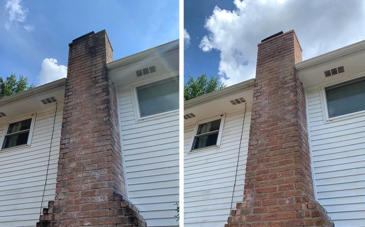 Pred a po čistení komína na bielom dome so sústredením na stav muriva pod modrou oblohou s oblakmi.