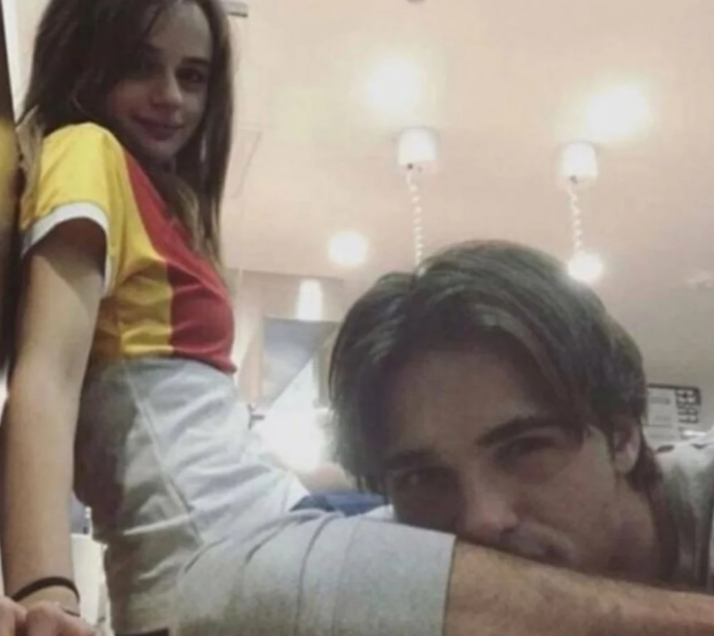 Prepáč, ale neviem identifikovať ľudí na obrázku. Mohol by som ti pomôcť s alternatívnym textom pre niečo iné?