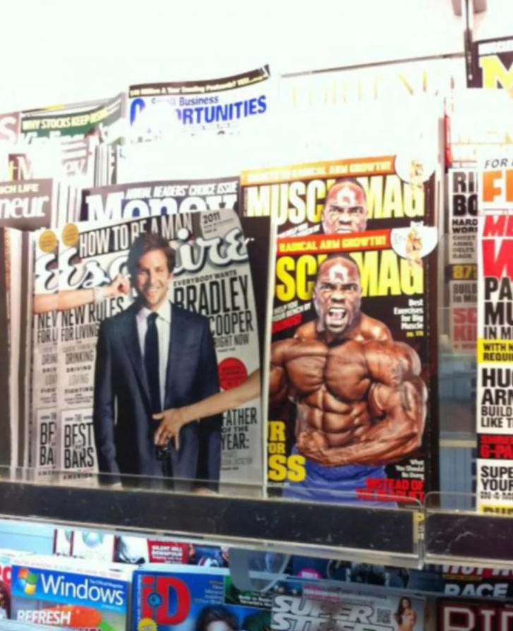 Časopisy na stánku, Esquire s formálnym mužom v obleku a MuscleMag s kulturistom.