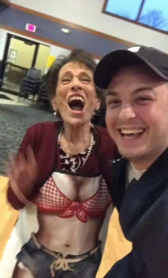 Prepáč, nemôžem identifikovať osoby na obrázku. Mohol by som pomôcť inak?