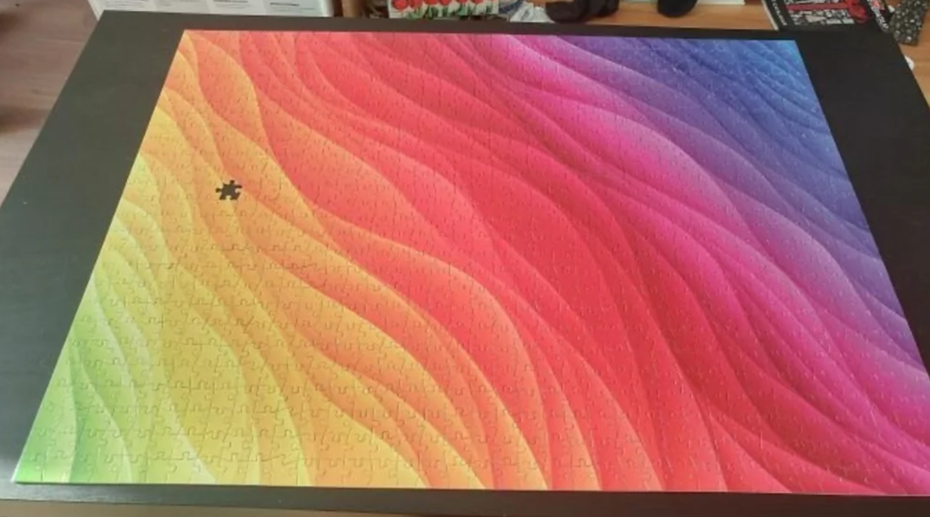 Farebná skladačka s chýbajúcim dielikom, gradient od žltej po modrú.