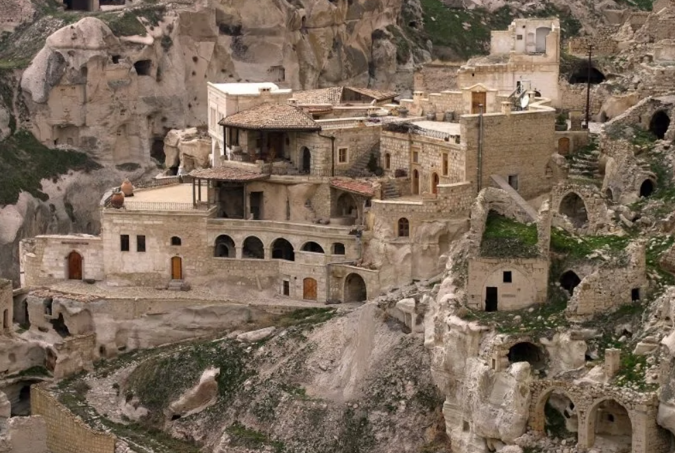 Historické skalné obydlia zakomponované do útesov, Cappadocia, Turecko. Fascinujúca architektúra a prírodná scenéria.