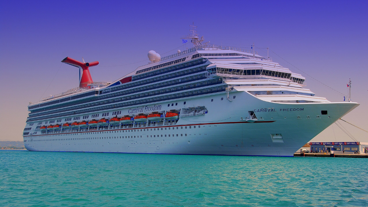 Nudické plavby zažívajú BOOM. Toto je však jediné miesto na lodi, kde nesmiete byť obnažení!