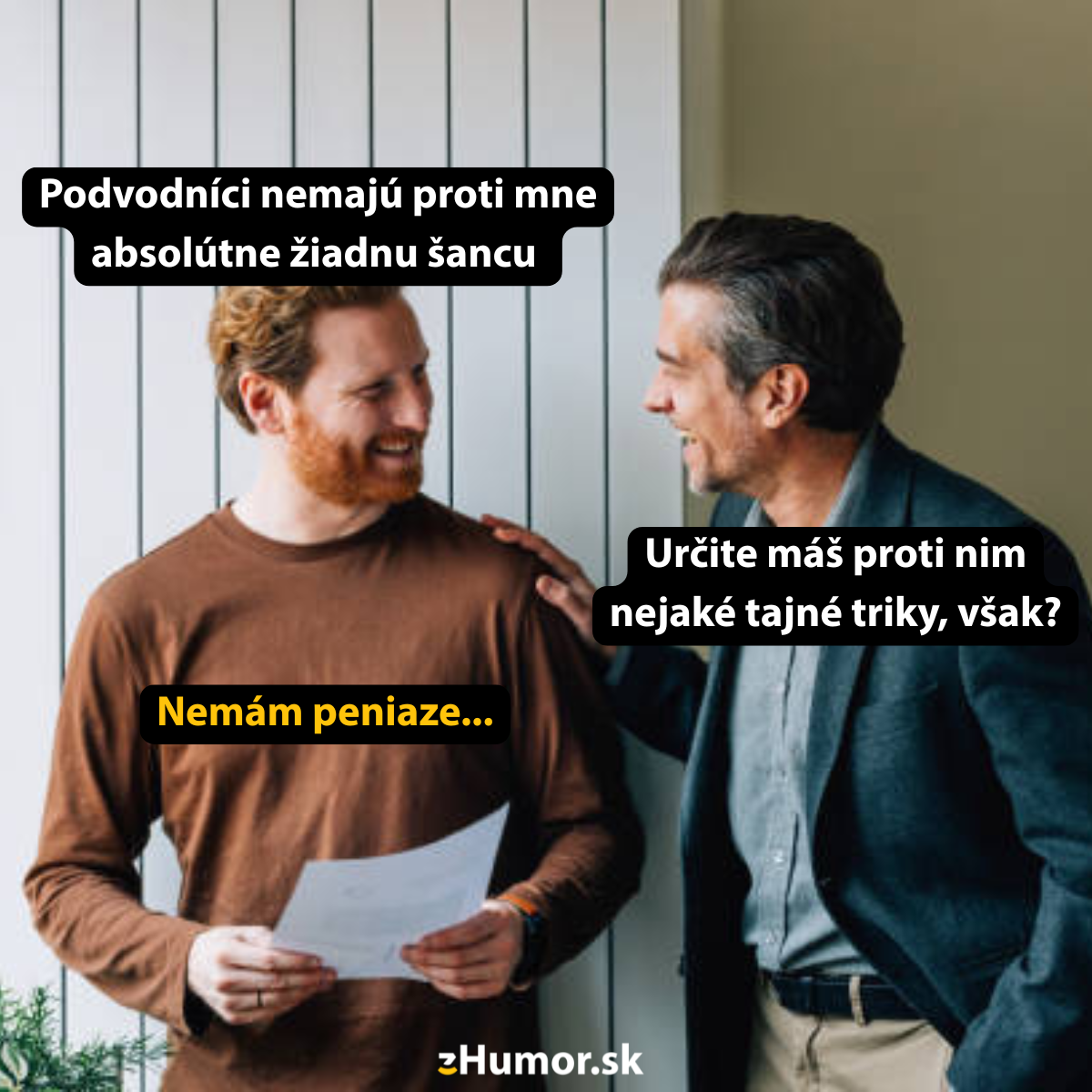 Dvaja muži vtipkujú o podvodníkoch, jeden drží dokument a druhý ho povzbudzuje. Text: Nemám peniaze...