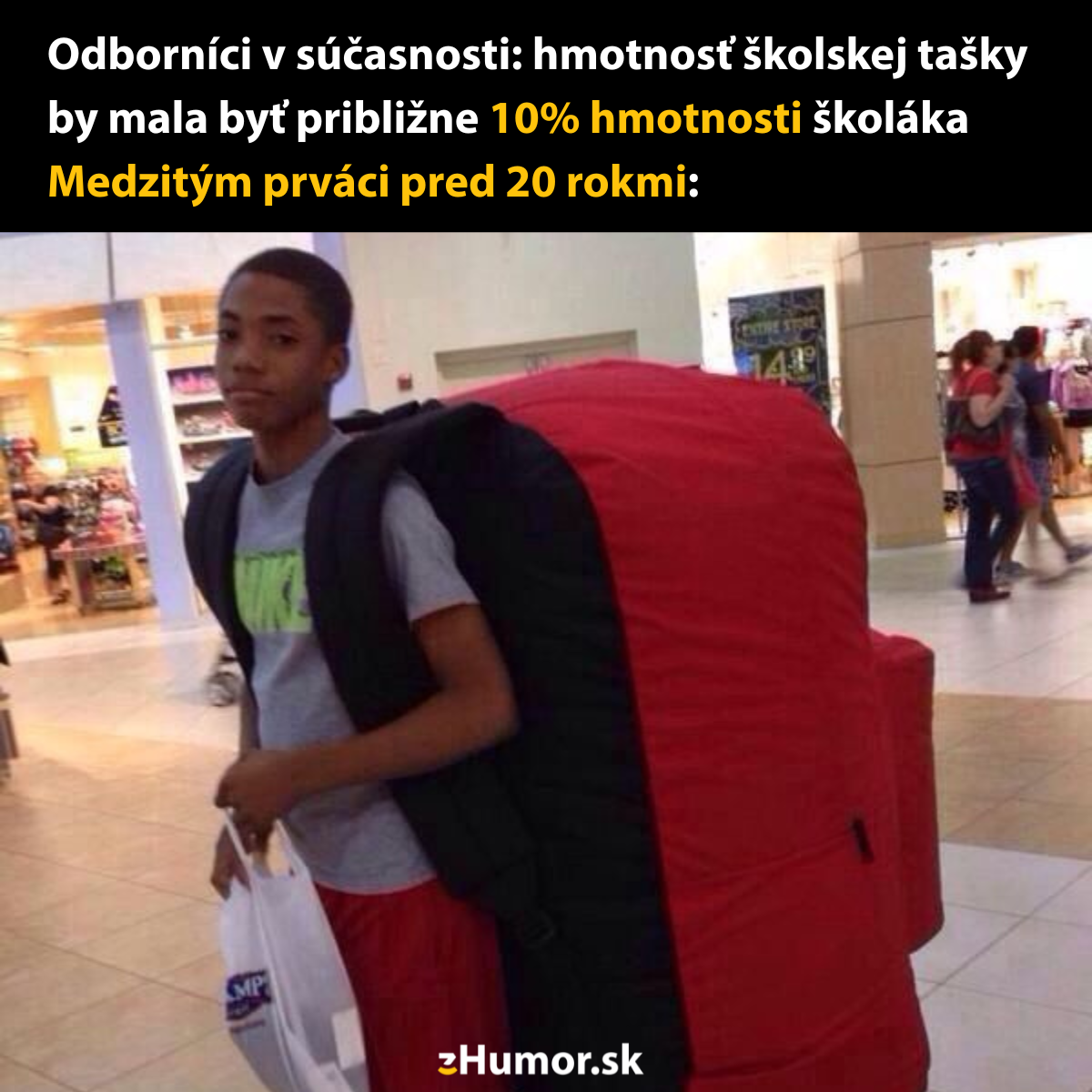 Chlapec so super veľkým batohom v obchodnom centre, paroduje minulosť školských tašiek.