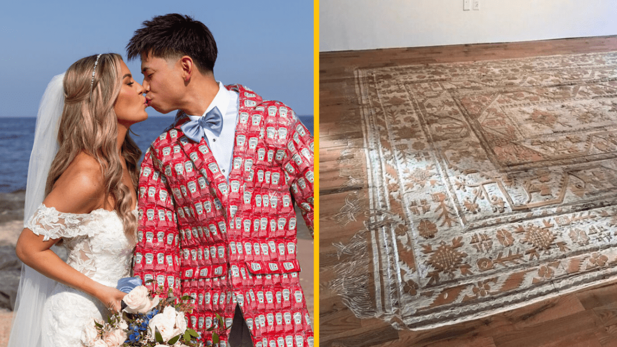 Nevesta a ženích pri mori, ženích má oblek s potlačou kečupov, vpravo orientálny koberec na podlahe.