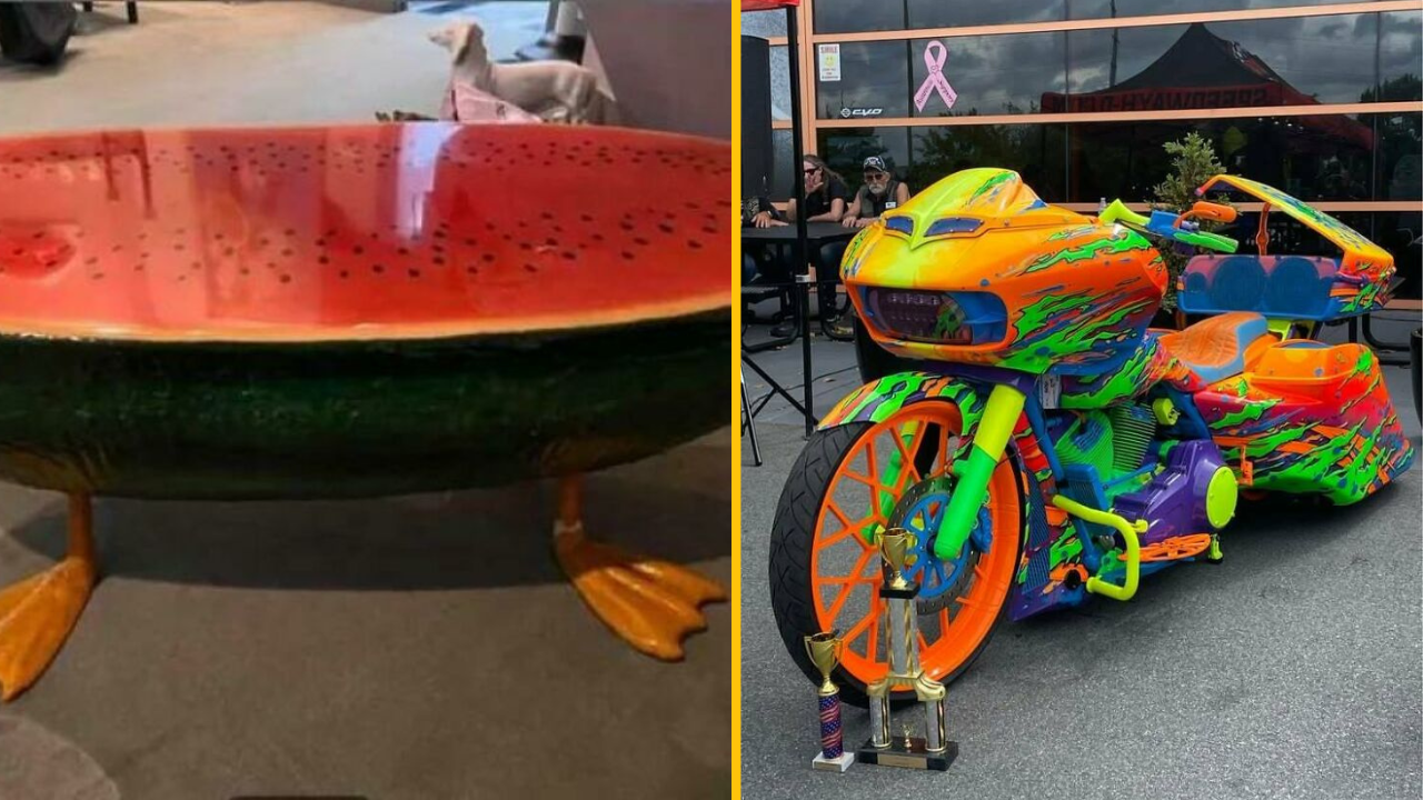 Melónová socha na nohách vedľa pestrofarebnej motorky s výrazným dizajnom na výstave vozidiel.
