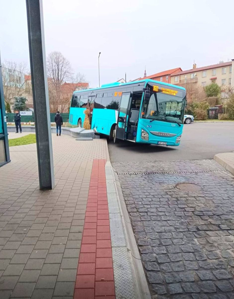 Autobus s názvom 360 poškodzuje chodník na zastávke, naklonený na stranu.