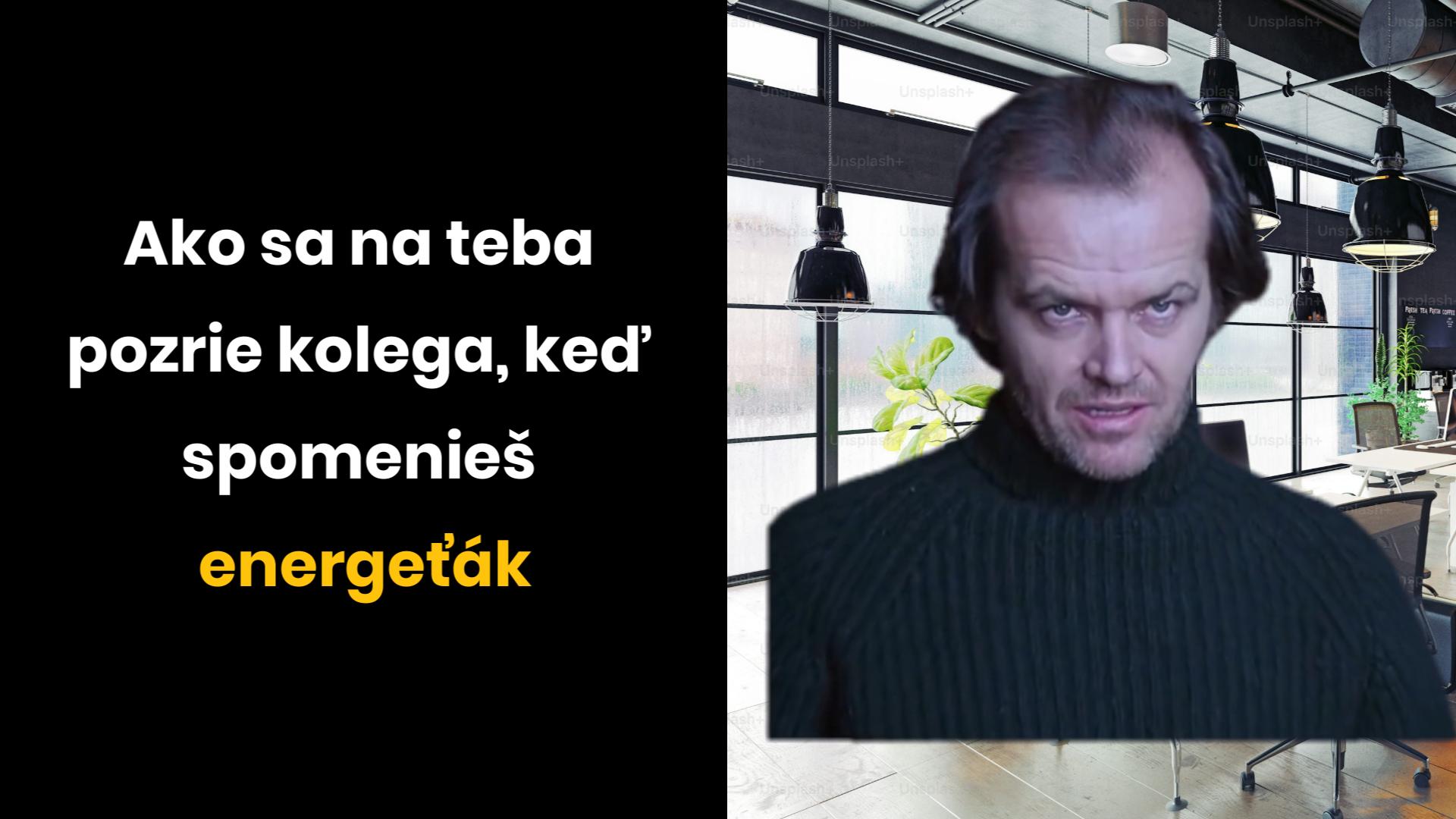 Muž v čiernom svetri so zamračeným výrazom stojí v modernom kancelárskom priestore.