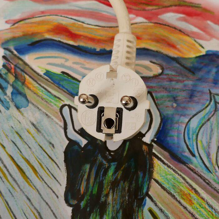 Elektrická zástrčka na maľbe, ktorá paroduje známy obraz Výkrik. Kreatívne umenie s vtipným nádychom.