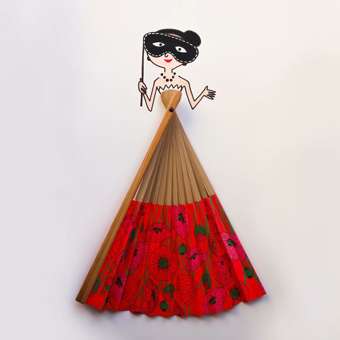 Ilustrácia ženskej postavy s maskou, tvorenej vejárom s červenými kvetmi.