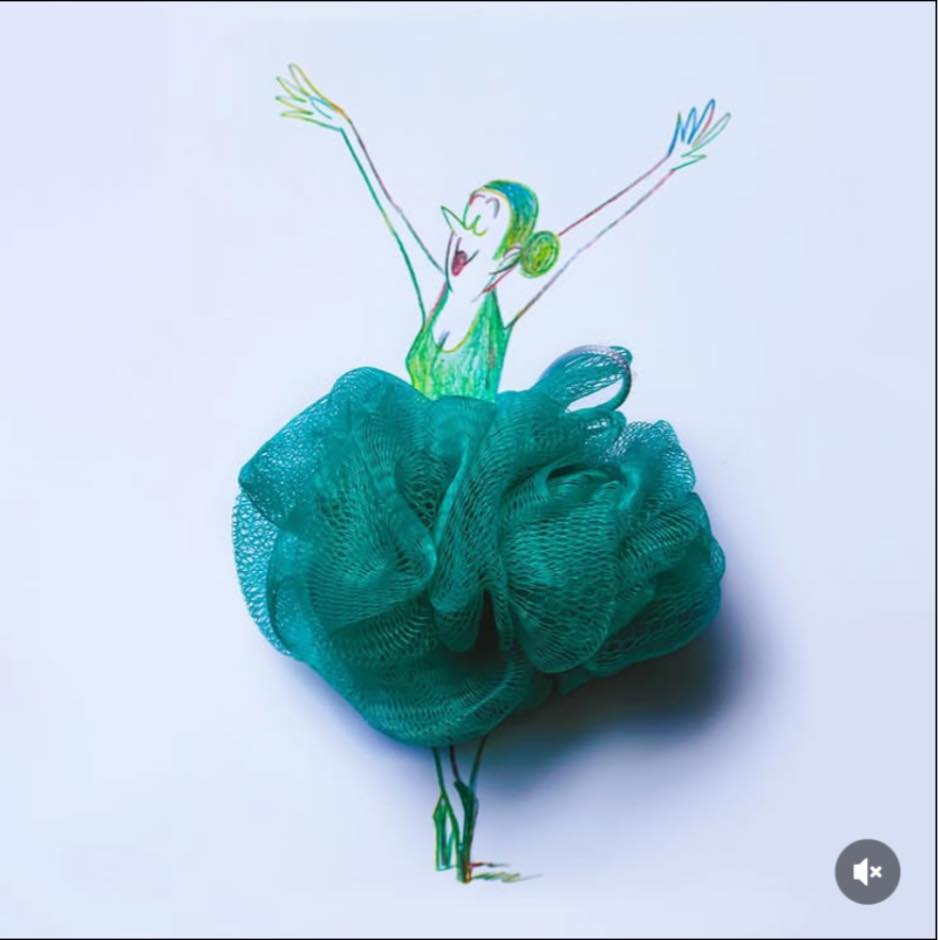 Ilustrácia ženy v zelených šatách, ktorých sukňa je znázornená zelenou kúpeľovou hubkou.