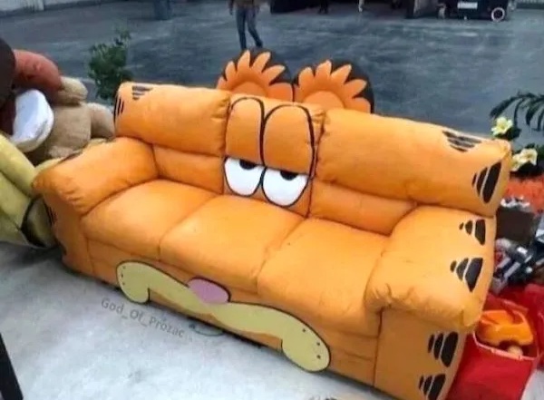 Pohovka v tvare známeho oranžového kocúra s lenivým výrazom, vhodná do originálneho interiéru.