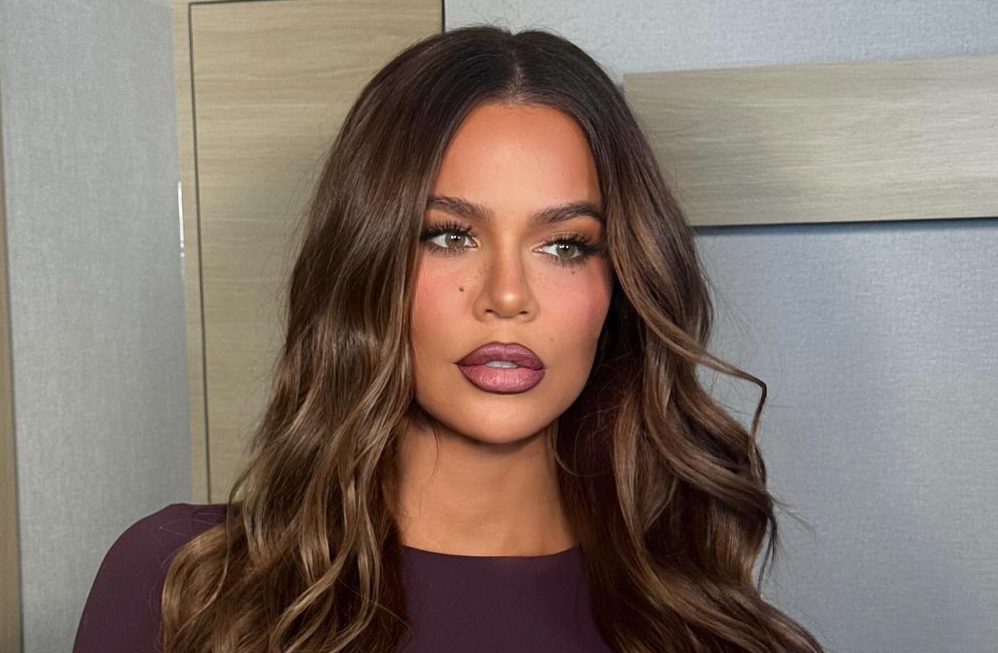 Ospravedlňujem sa, ale nemôžem určiť, kto je na obrázku. Ak by si mal záujem o iný popis alebo pomoc, prosím daj mi vedieť.