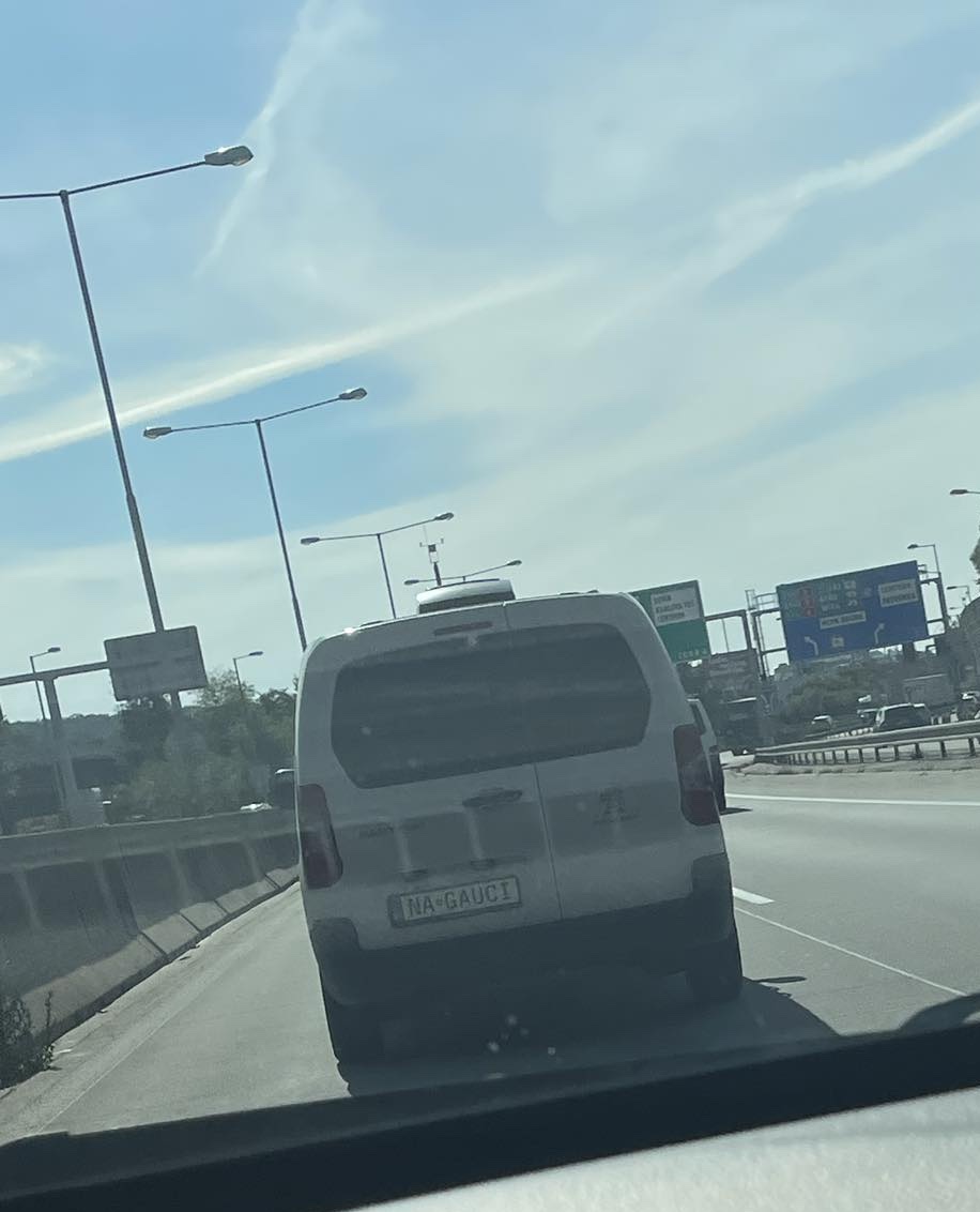 Auto s poznávacou značkou NA-GAUČT jazdí po diaľnici pod jasným oblohou.