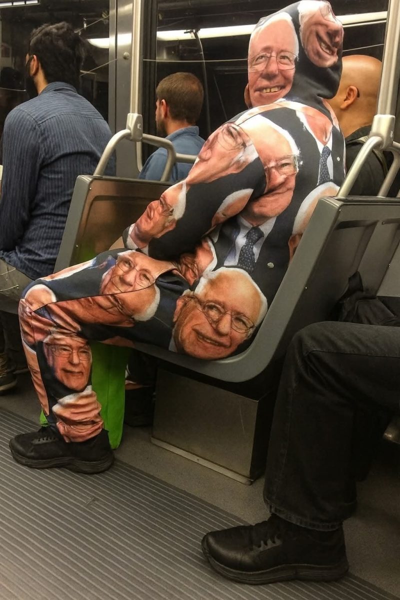 Cestujúci v metre oblečený v kombinéze s potlačou tvárí staršieho muža.